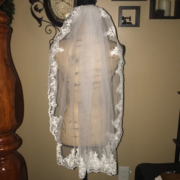 New Beautiful elbow length lace edged veil i - Picture 2 of 8